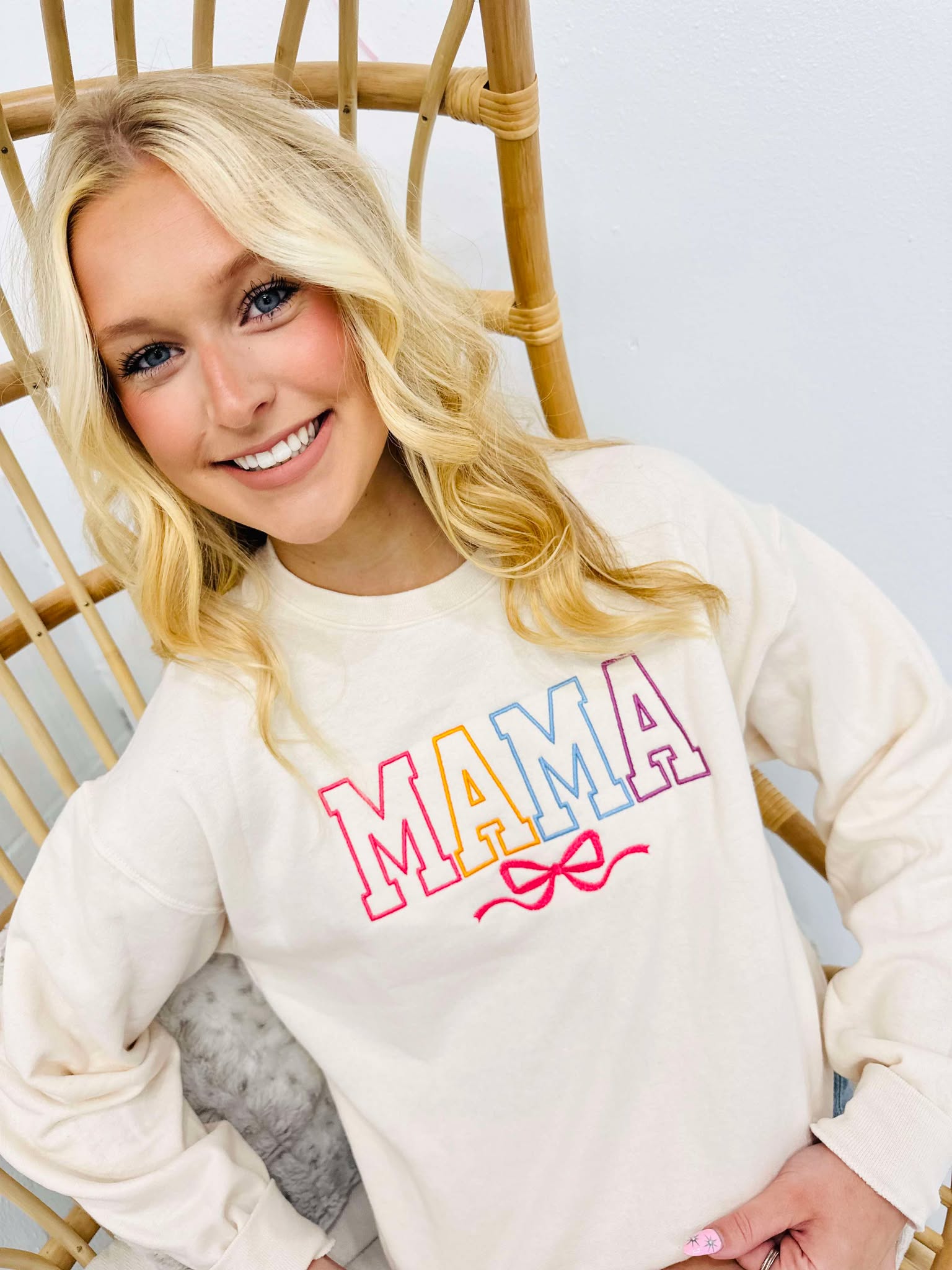 MAMA Ribbon Embroidery Ivory Sweatshirt